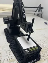 Der PictiaX® Roboterarm mit aufgesetztem Stift beim Zeichnen