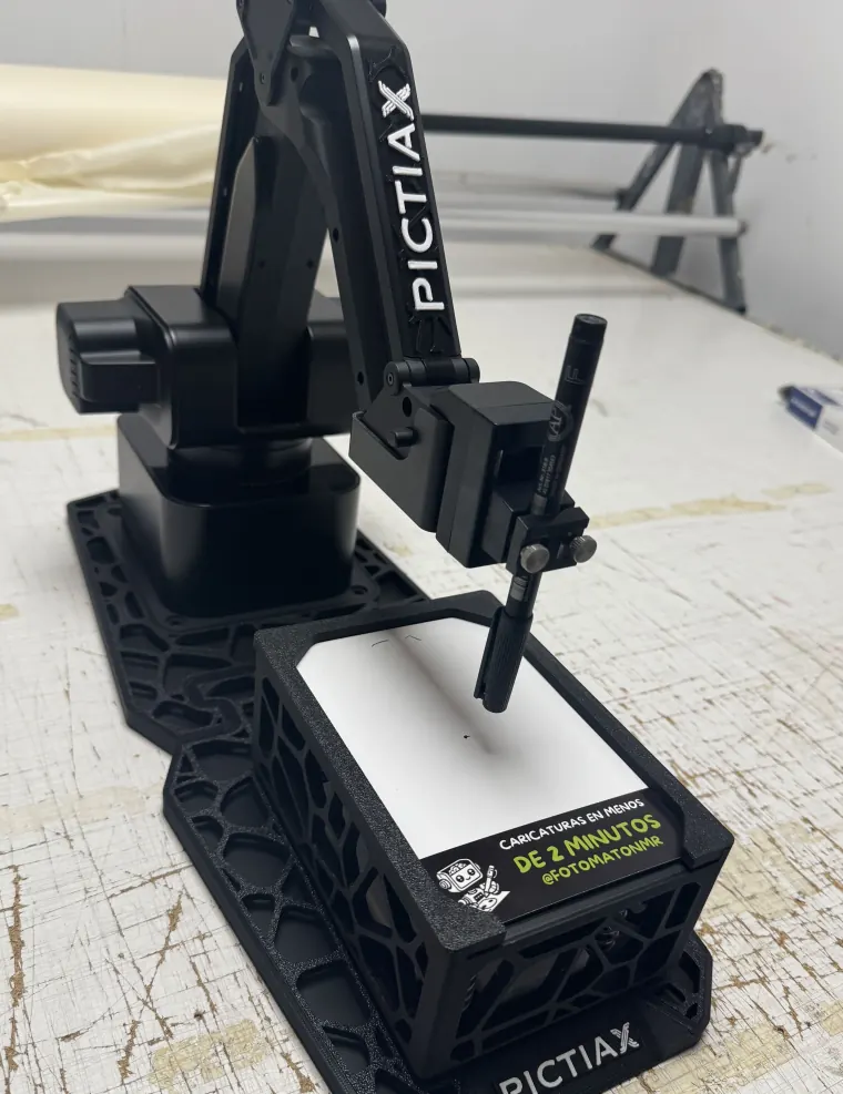 Der PictiaX® Roboterarm mit aufgesetztem Stift beim Zeichnen