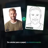 A foto de um convidado ao lado da caricatura que o robô desenhou, em um evento